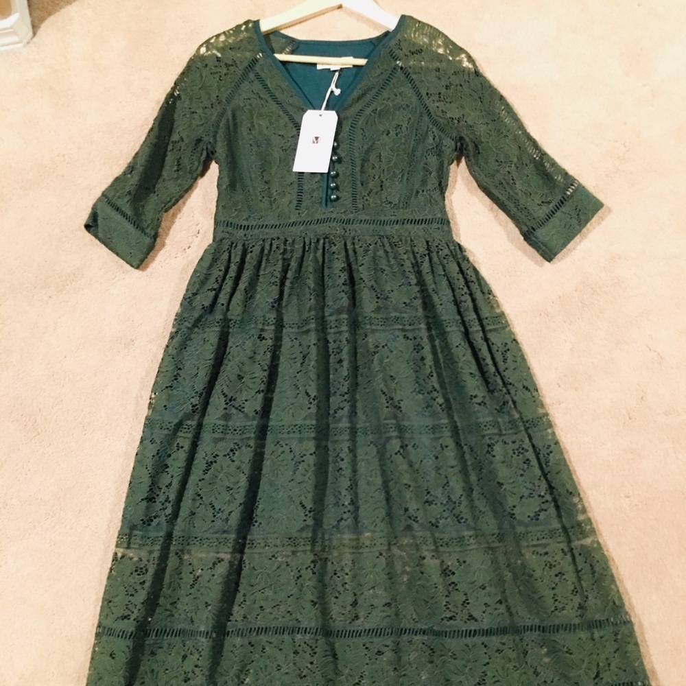 Brand new. Métisu dress. Olive green size M